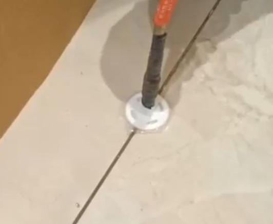 汝州瓷砖空鼓维修公司专业解答瓷砖在铺贴过程中，如果没有涂抹均匀到位的粘结材料（如水泥砂浆或瓷砖胶），可能会导致以下问题