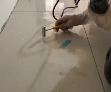 汝州瓷砖开裂维修公司专业分享瓷砖在铺贴前如果没有沥干水分，将会导致以下问题
